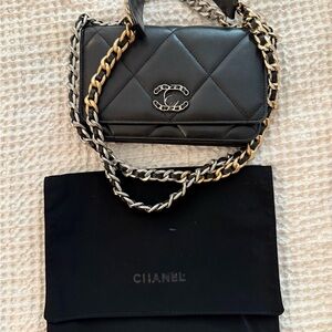 Quilted Black Crossbody Bag with Dual-Tone Chain